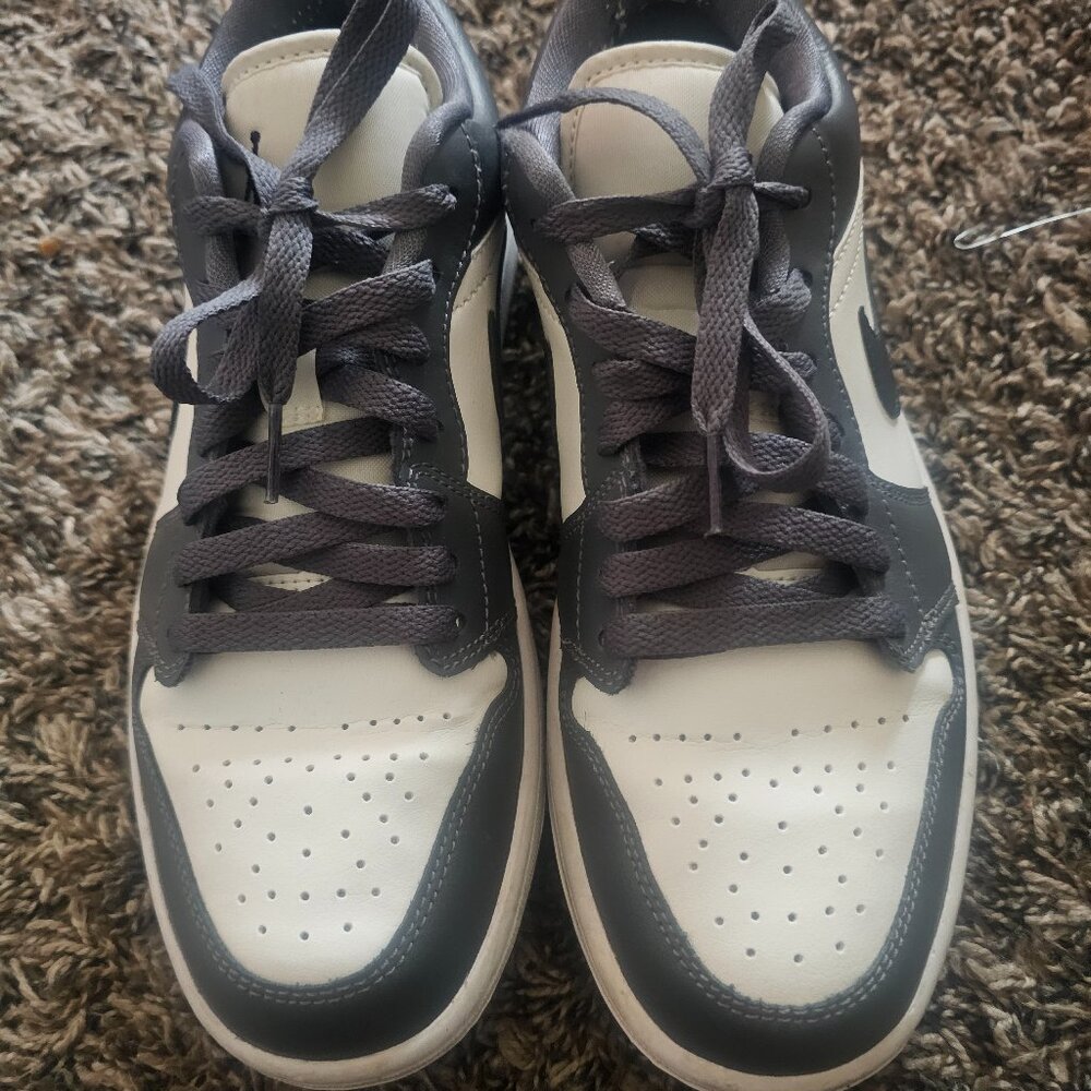 Grey wolf Jordan low shoes